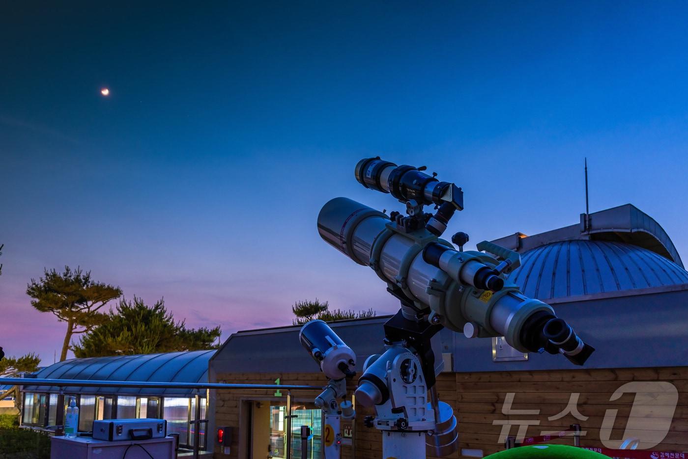 김해천문대가 천체 망원경을 직접 조작해 천체를 관측하는 프로그램을 운영한다. 사진은 김해천문대 천체 망원경 모습.(김해시 제공. 재판매 및 DB금지)