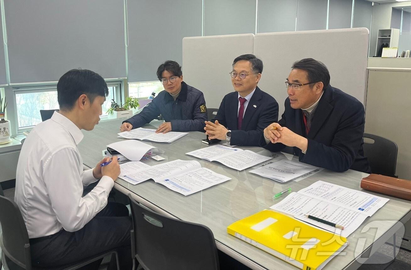 본문 이미지 - 2026여수세계섬박람회 조직위원회는 12일 중앙부처를 방문해 '2026년 섬 방문의 해 지정' 등 주요 현안을 건의하고 있다.(여수섬박람회 조직위원회 제공. 재판매 및 DB 금지)