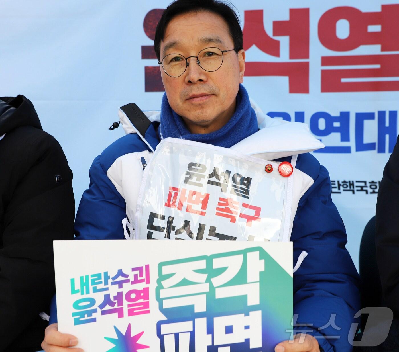 본문 이미지 - 위성곤 의원&#40;더불어민주당·제주 서귀포시&#41;이 12일 서울 광화문 광장에서 윤석열 대통령 파면을 촉구하며 단식농성을 하고 있다.&#40;위성곤 의원실 제공, 재판매 및 DB 금지&#41;