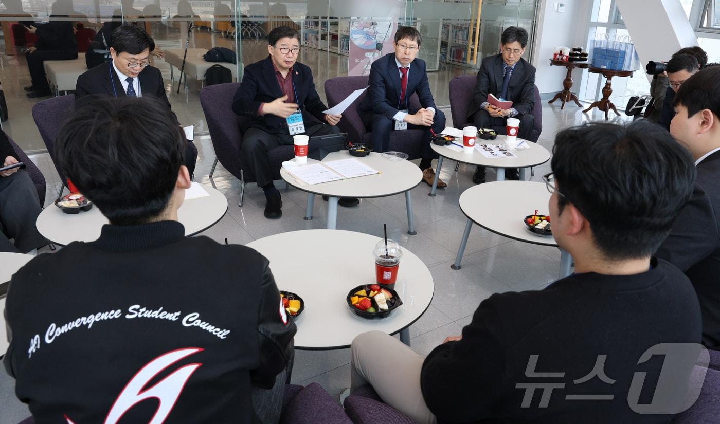 본문 이미지 - '달리는 국민신문고' 상담 장면 (국민권익위원회 제공. 재판매 및 DB금지) /뉴스1