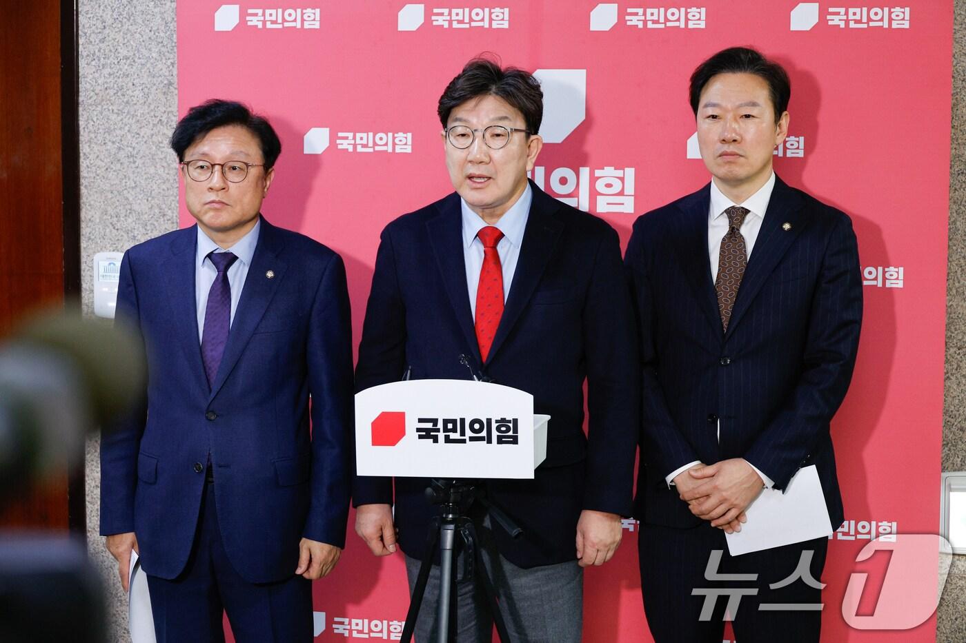 본문 이미지 - 권성동 국민의힘 원내대표가 12일 오후 서울 여의도 국회에서 우원식 국회의장의 마은혁 임명 촉구 긴급 기자회견 등 현안 관련 백브리핑을 하고 있다. 왼쪽부터 박형수 원내수석부대표, 권 원내대표, 박수민 원내대변인. 2025.3.12/뉴스1 ⓒ News1 안은나 기자