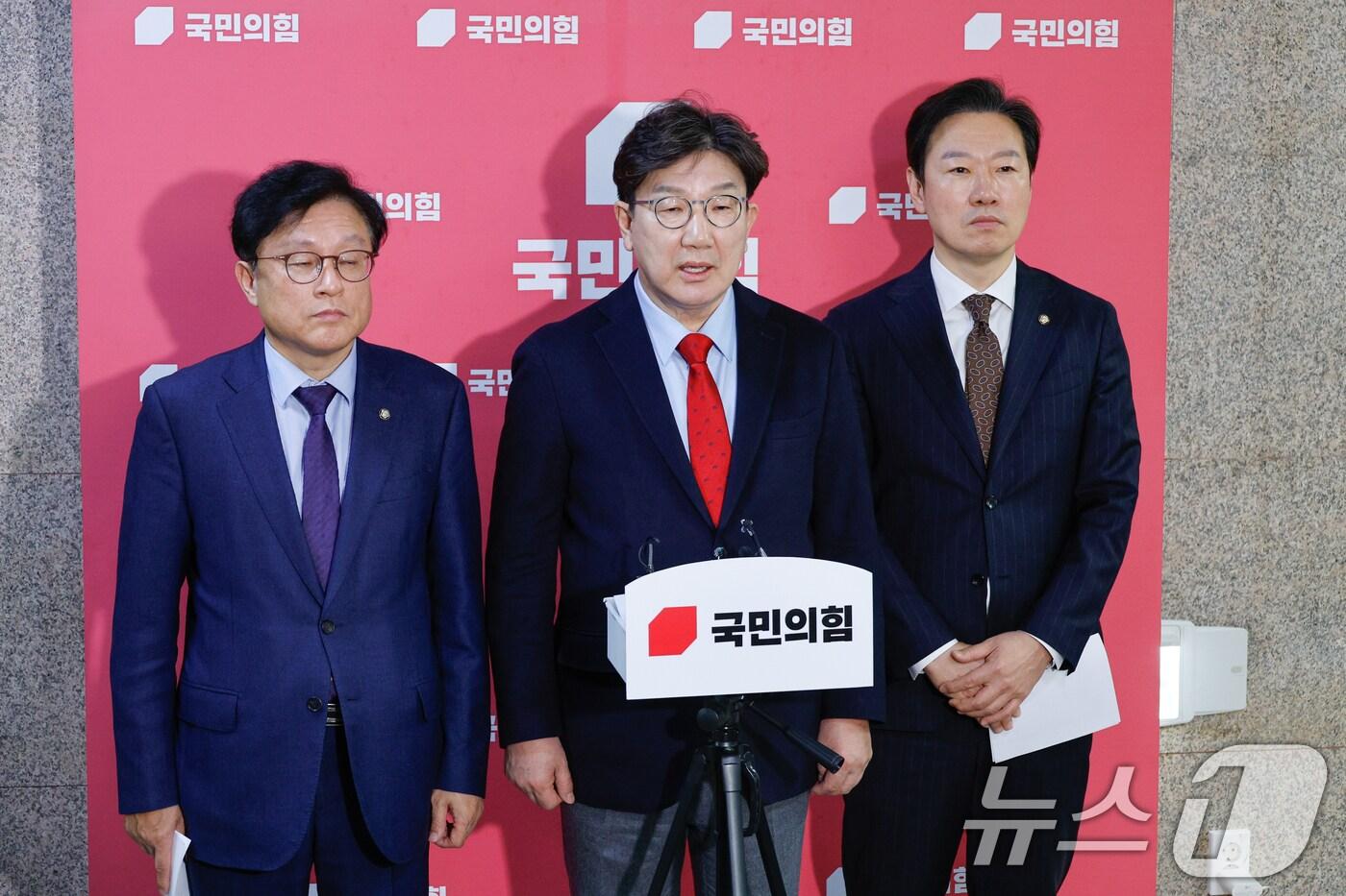 권성동 국민의힘 원내대표가 12일 오후 서울 여의도 국회에서 우원식 국회의장의 마은혁 임명 촉구 긴급 기자회견 등 현안 관련 백브리핑을 하고 있다. 왼쪽부터 박형수 원내수석부대표, 권 원내대표, 박수민 원내대변인. 2025.3.12/뉴스1 ⓒ News1 안은나 기자