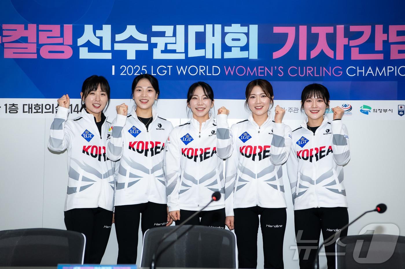 여자 컬링 경기도청팀이 2026 밀라노-코르티나담페초 동계 올림픽에 출전한다. 왼쪽부터 김은지, 김민지, 김수지, 설예지, 설예은. (LGT 세계여자컬링선수권대회 조직위원회 제공. 재판매 및 DB 금지)