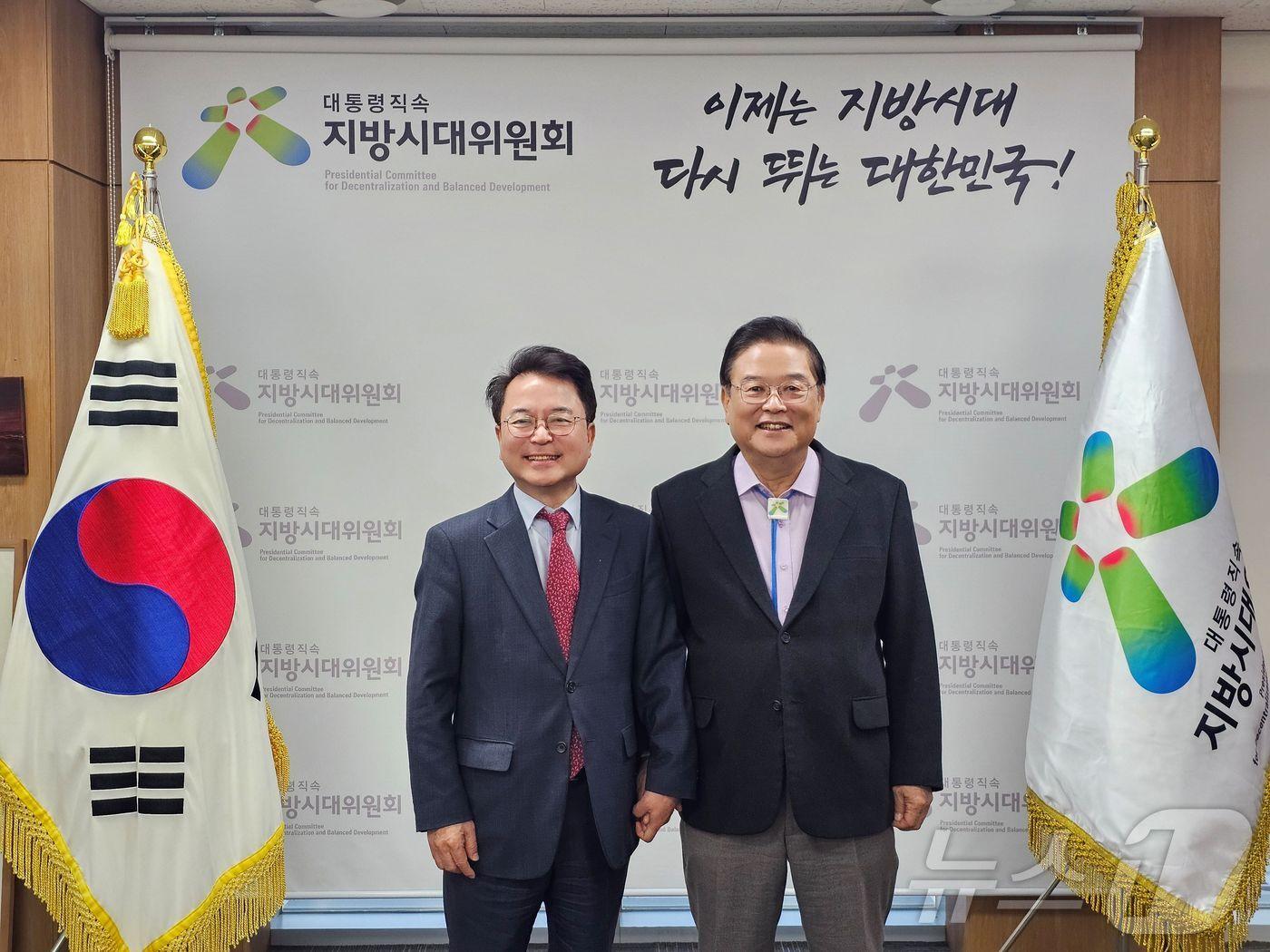 본문 이미지 - 육동한 춘천시장(사진 왼쪽)이 12일 정부세종청사에서 우동기 지방시대위원장과 면담을 한 뒤 기념촬영을 진행했다.(춘천시 제공, 재판매 및 DB금지)