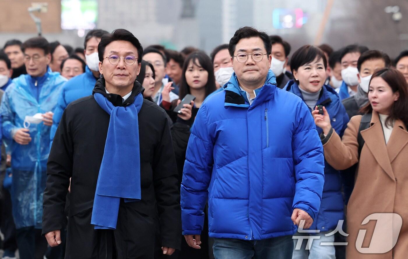 박찬대 더불어민주당 원내대표와 김민석 최고위원을 비롯한 의원들이 12일 오후 윤석열 대통령 파면을 촉구하며 서울 종로구 광화문 동십자각으로 행진하고 있다. 2025.3.12/뉴스1 ⓒ News1 김성진 기자