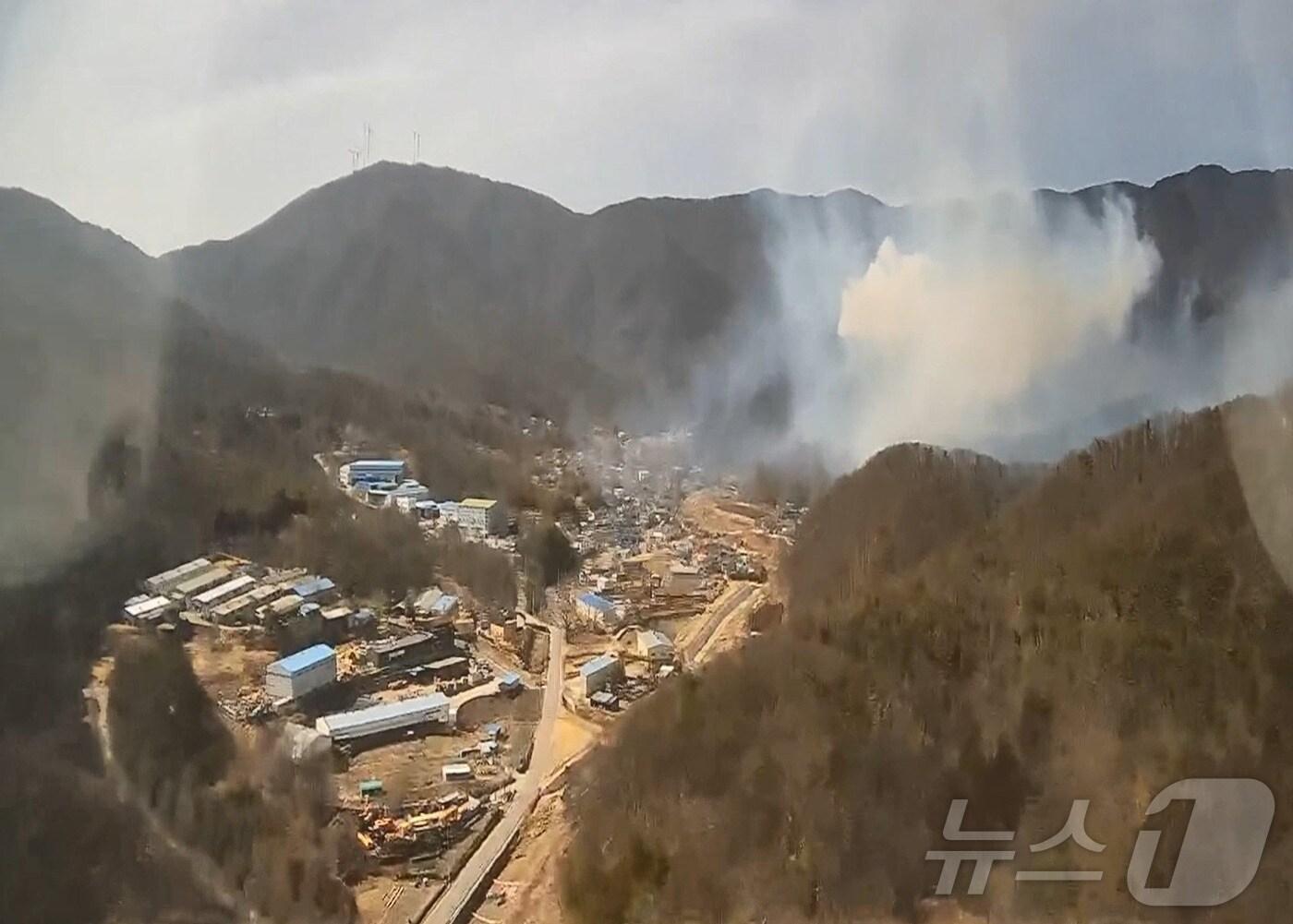 본문 이미지 - 12일 오후 1시 20분쯤 양산시 상북면의 한 야산에서 불이 났다. 사진은 산불 현장 모습.(산림청 제공. 재판매 및 DB금지)