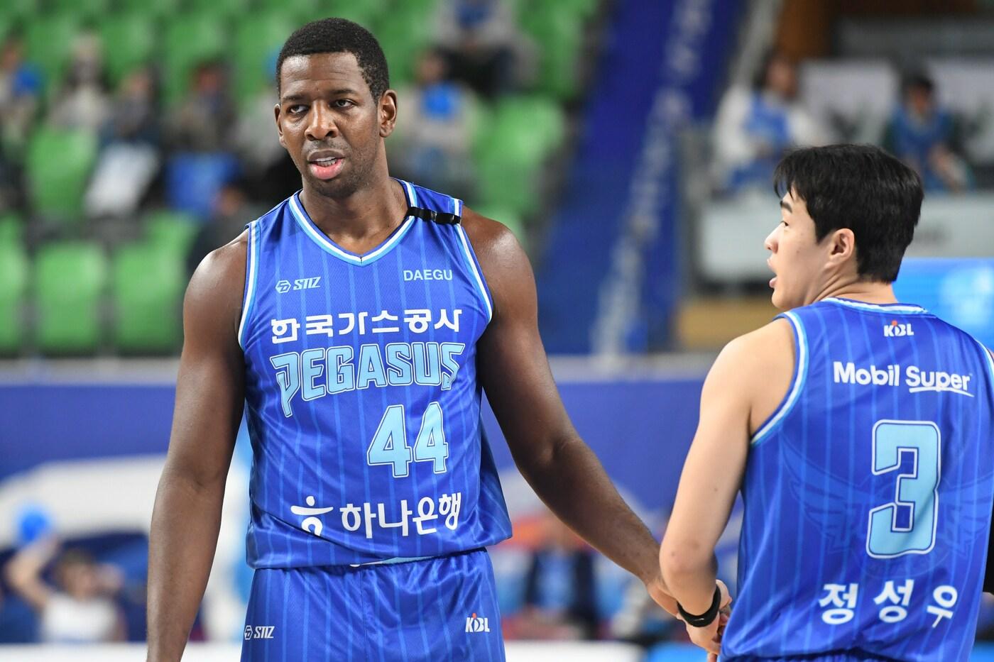 본문 이미지 - 프로농구 대구 한국가스공사의 앤드류 니콜슨과 정성우. (KBL 제공)