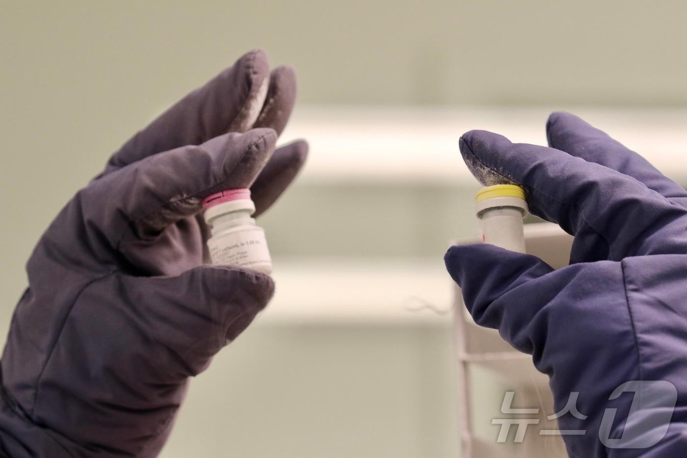 코오롱티슈진 무릎 골관절염 치료제 TG-C 1약&#40;왼쪽&#41;과 2약.&#40;워싱턴특파원단 사진제공&#41; ⓒ News1 류정민 특파원