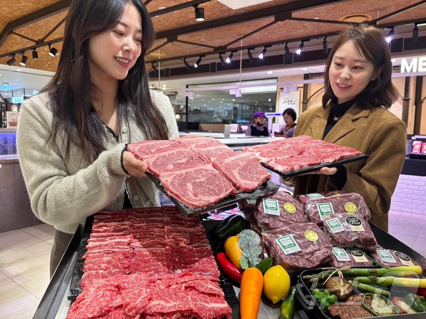 본문 이미지 - 롯데백화점 대구점 직원이 '한우 대축제' 행사를 앞두고 한우 부위를 소개하고 있다.(롯데백화점 제공. 재판매 및 DB 금지)