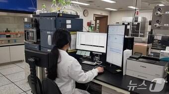 본문 이미지 - 대전보건환경연구원의 농산물 안전성 검사 모습.(대전시 제공.재판매 및 DB금지) /뉴스1