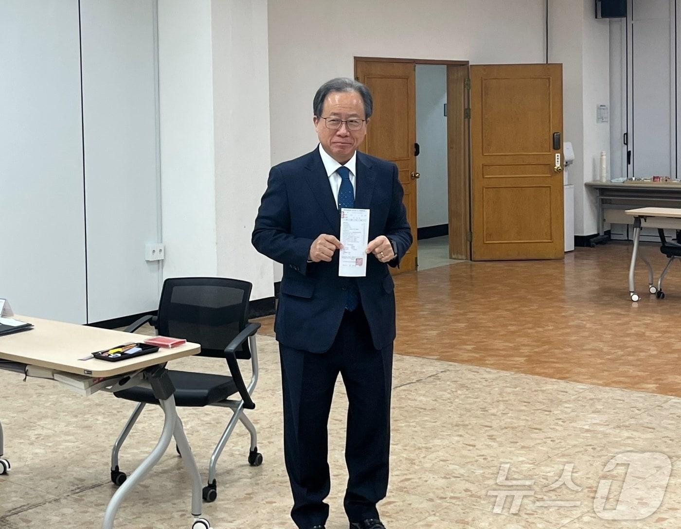 본문 이미지 - 김석준 전 부산시교육감이 13일 부산시선관위에서 후보 등록을 마친 뒤 기념사진을 찍고 있다.ⓒ News1 장광일 기자