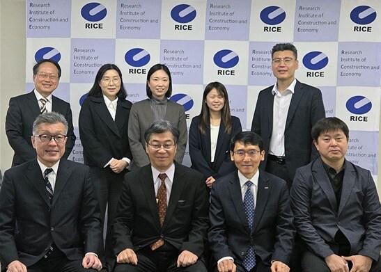 본문 이미지 - 김희수 건정연 원장(앞줄 왼쪽에서 3번째)와 사사키 모토이 이사장(앞줄 왼쪽에서 2번째)이 토론회 후 관계자들과 기념촬영을 하고 있다.(대한건설정책연구원 제공)