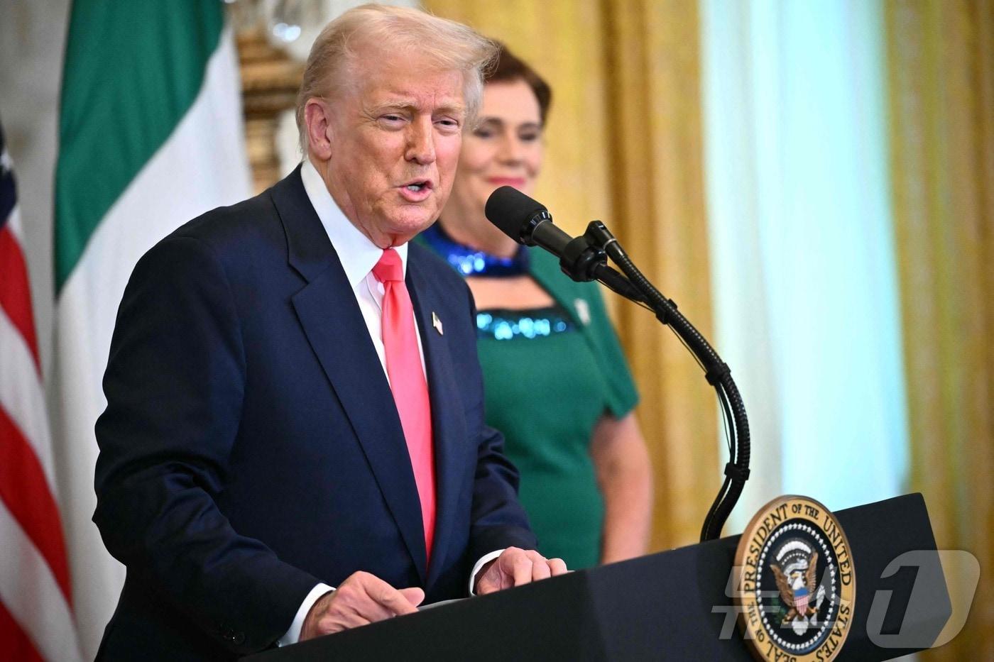 본문 이미지 - 도널드 트럼프 미국 대통령이 12일(현지시간) 워싱턴 백악관에서 미할 마틴 아일랜드 총리와 ‘성 패트릭의 날' 리셉션에 참석해 연설을 하고 있다. 2025.03.13 ⓒ AFP=뉴스1 ⓒ News1 우동명 기자