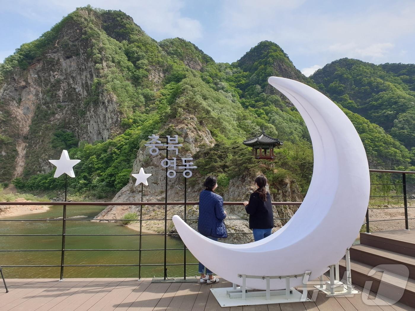 본문 이미지 - 영동군 황간면 소재 월류봉 포토존 (영동군 제공. 재판매 및 DB금지) /뉴스1 