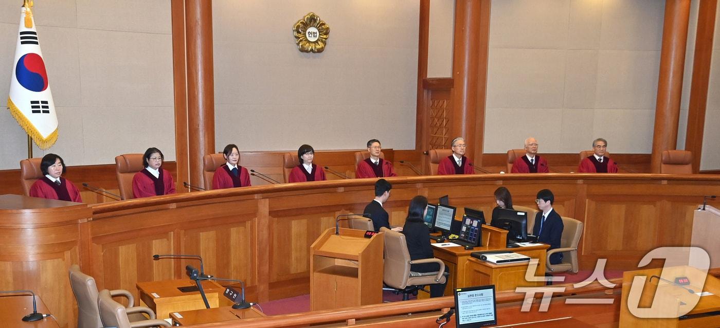 13일 오전 서울 종로구 헌법재판소 심판정에서 헌법재판관들이 자리에 앉고 있다.(공동취재) 2025.3.13/뉴스1 ⓒ News1 김도우 기자