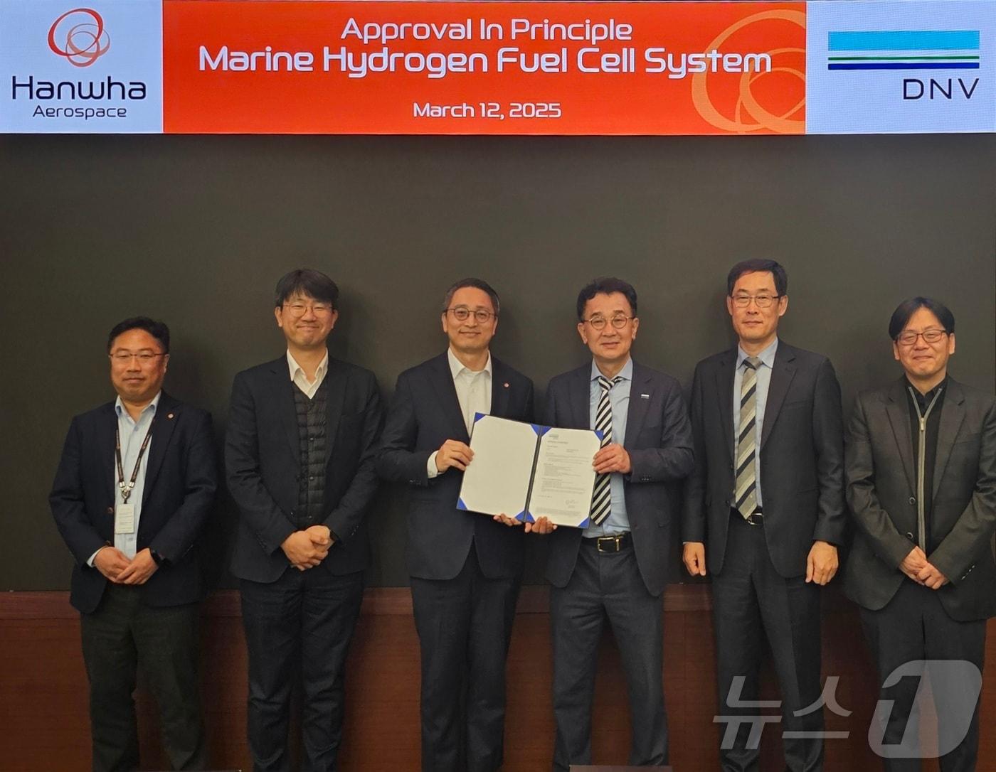 본문 이미지 -  오동조 한화에어로스페이스 연료전지개발팀장(왼쪽 세 번째)과 신성호 DNV 부사장(왼쪽 네 번째)이 한화에어로스페이스 판교 R＆D센터에서 열린 선박용 수소연료전지 AIP 인증 수여식에 참석했다.