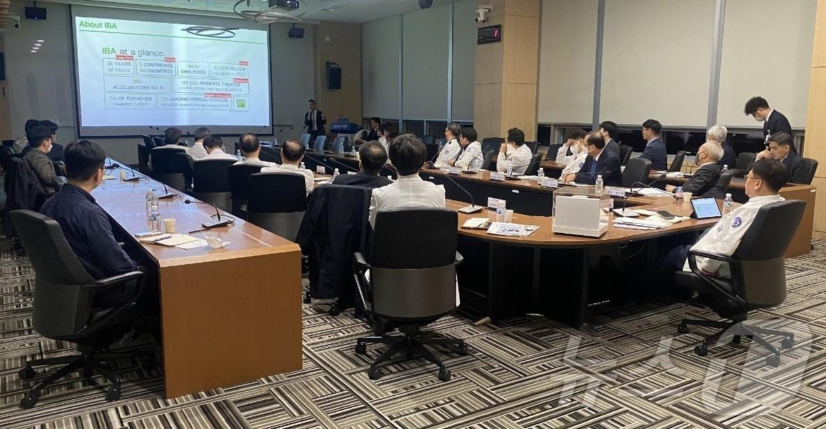 본문 이미지 - 계명대학교 동산병원이 최근 최첨단 암 치료 기술인 양성자 치료기 도입과 관련된 사업 설명회를 열고 있다. (계명대 동산병원 제공)/뉴스1