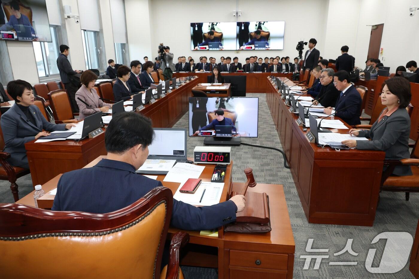 본문 이미지 - 13일 오전 서울 여의도 국회에서 열린 12.29여객기 참사 진상규명과 피해자 및 유가족의 피해구제를 위한 특별위원회 전체회의에서 권영진 의원장이 안건을 상정하고 있다. 2025.3.13/뉴스1 ⓒ News1 이광호 기자