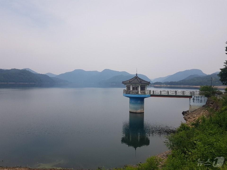 본문 이미지 - 전북자치도 완주군 소재 경천저수지 전경(전북자치도 제공. 재판매 및 DB 금지)/뉴스1