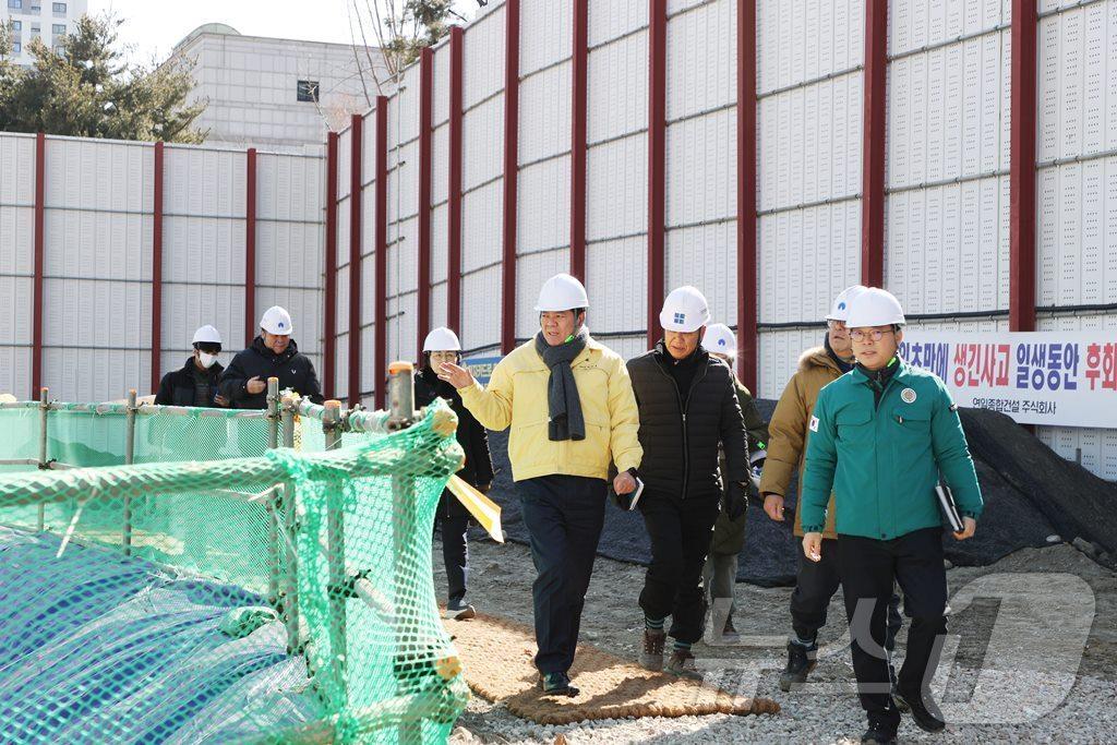 본문 이미지 - 최대호 안양시장(황색 민방위복)이 지난 2월 18일 해빙기 안전점검을 위해 평촌도서관 공사현장을 방문했다.(안양시 제공. 재판매 및 DB금지)/뉴스1