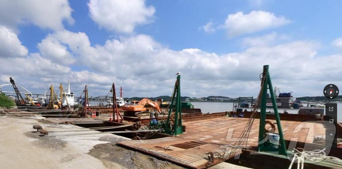 본문 이미지 - 군산항에 정박 중인 공사 선박.(군산해경 제공. 재판매 및 DB 금지)