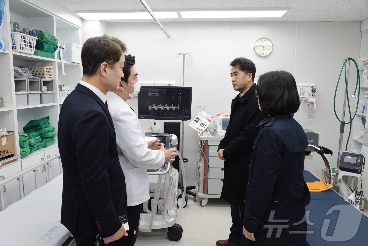 최재형 보은군수가 보은한양병원 응급실을 둘러보고 있다. &#40;보은군 제공. 재판매 및 DB금지&#41; /뉴스1 