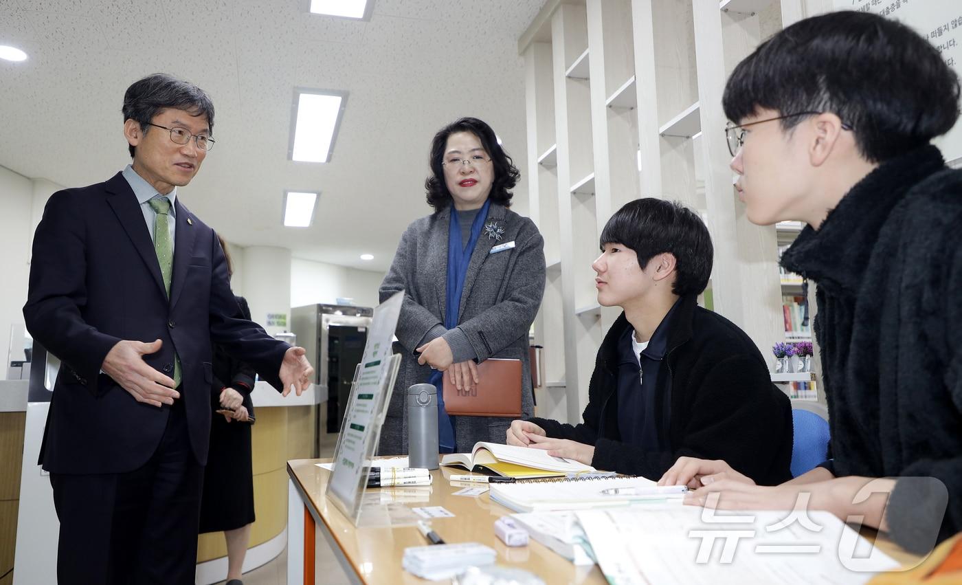 본문 이미지 - 천창수 울산교육감이 13일 오전 장검중학교에서 15분 하루 독서 현장을 점검하고 있다. (울산시교육청 제공. 재판매 및 DB 금지) /뉴스1