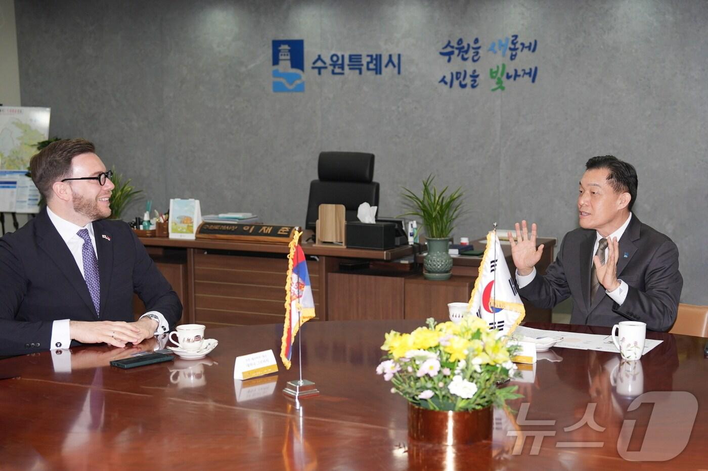 이재준 경기 수원시장(오른쪽)이 지난 12일 시청 집무실에서 네마냐 그르비치(Nemanja Grbić) 주한 세르비아 대사를 만나 협력 방안을 논의하고 있다. (수원시 제공. 재판매 및 DB 금지) 2025.3.13/뉴스1