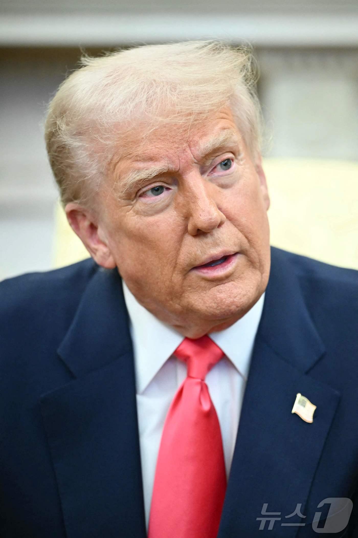 본문 이미지 - 도널드 트럼프 미국 대통령이 12일(현지시간) 워싱턴 백악관에서 열린 미할 마틴 아일랜드 총리와 회담 중 취재진을 만나 “EU의 보복 관세에 대응할 것이며 우리는 그 돈의 전투에서 이길 것이다”고 밝히고 있다. 2025.03.13 ⓒ AFP=뉴스1 ⓒ News1 우동명 기자