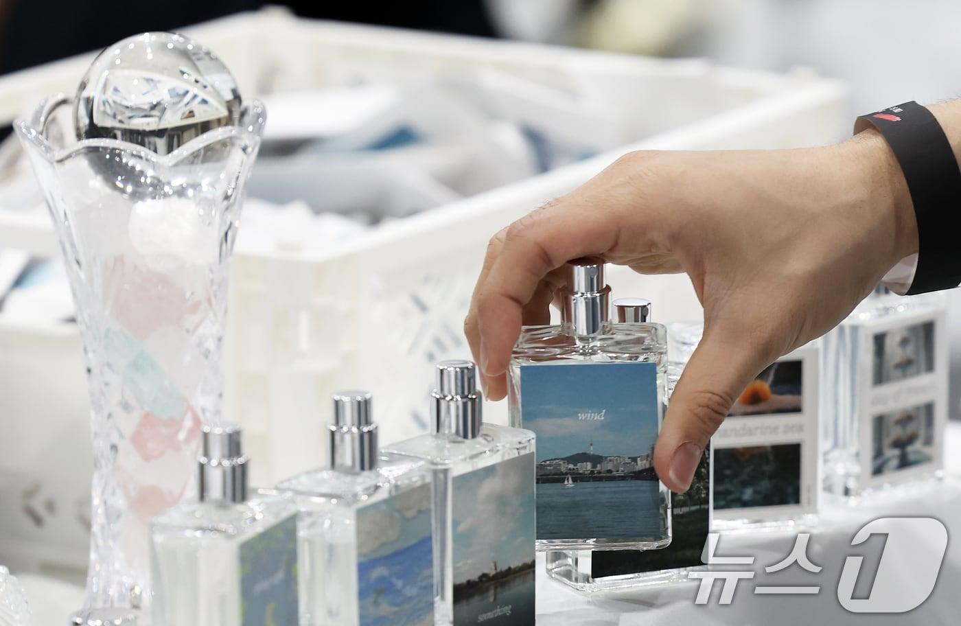 13일 서울 강서구 코엑스 마곡에서 열린 '2025 서울 인디뷰티 쇼'에서 방문객들이 전시 부스를 살펴보고 있다. 기사와는 무관한 사진. 2025.3.13/뉴스1 ⓒ News1 오대일 기자