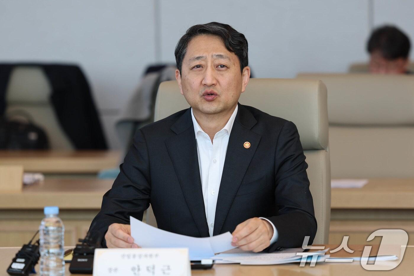 본문 이미지 - 안덕근 산업통상자원부 장관이 13일 서울 강남구 포스코 회의실에서 열린 '미국 철강 관세 관련 업계 간담회'에서 미국 관세 조치에 따른 업계 영향과 대미 통상 대응 및 업계 대응 현황 등을 논의하고 있다. (산업통상자원부 제공. 재판매 및 DB금지) 2025.3.13/뉴스1 ⓒ News1 이연주 기자