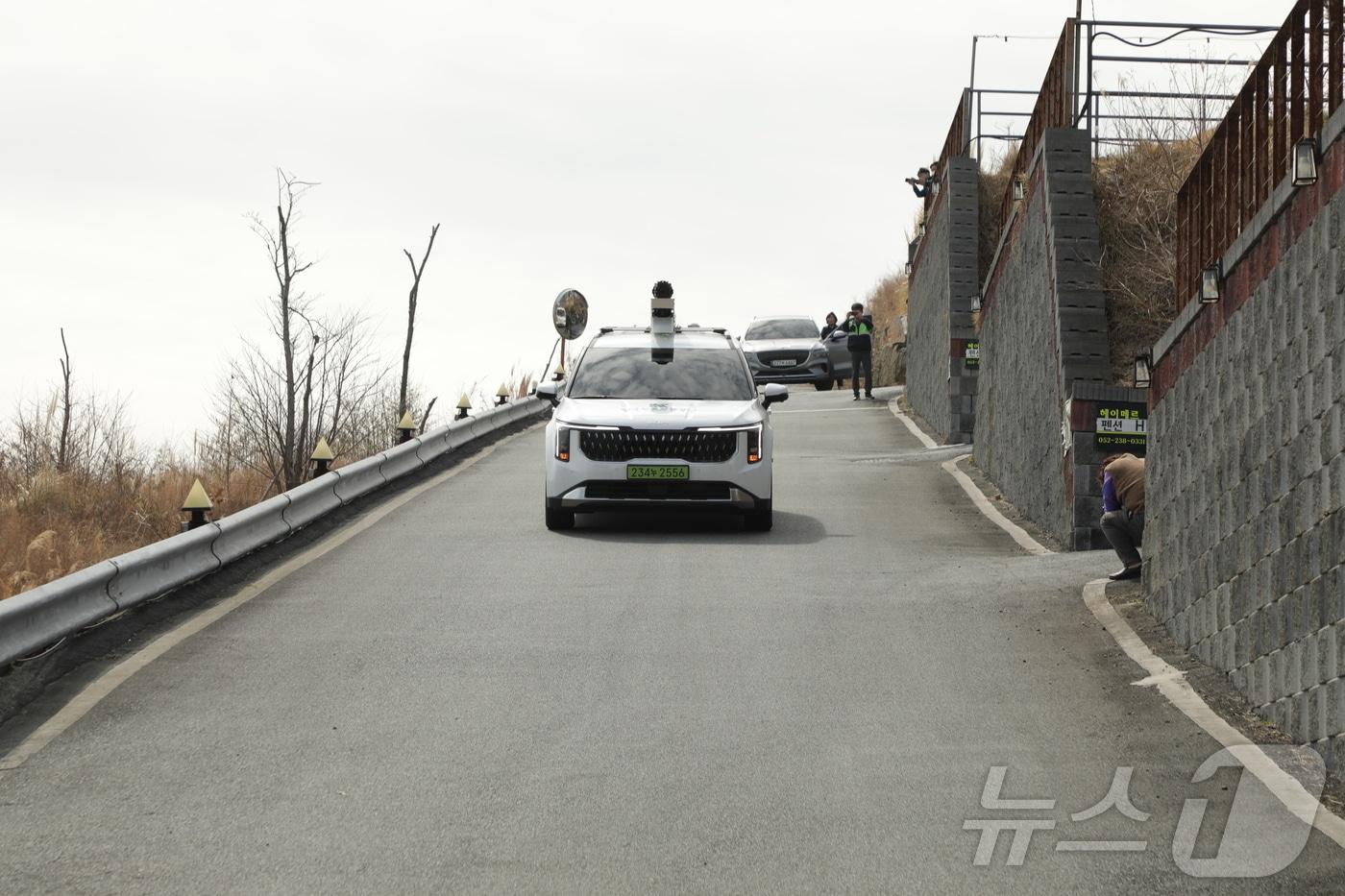 본문 이미지 - 지난 6일 울산에서 4명이 숨지고 1명이 크게 다친 교통사고의 원인 규명을 위한 한국도로교통공단의 현장조사가 13일 진행되고 있다.2025.3.13/뉴스1 ⓒNews1 김지혜 기자