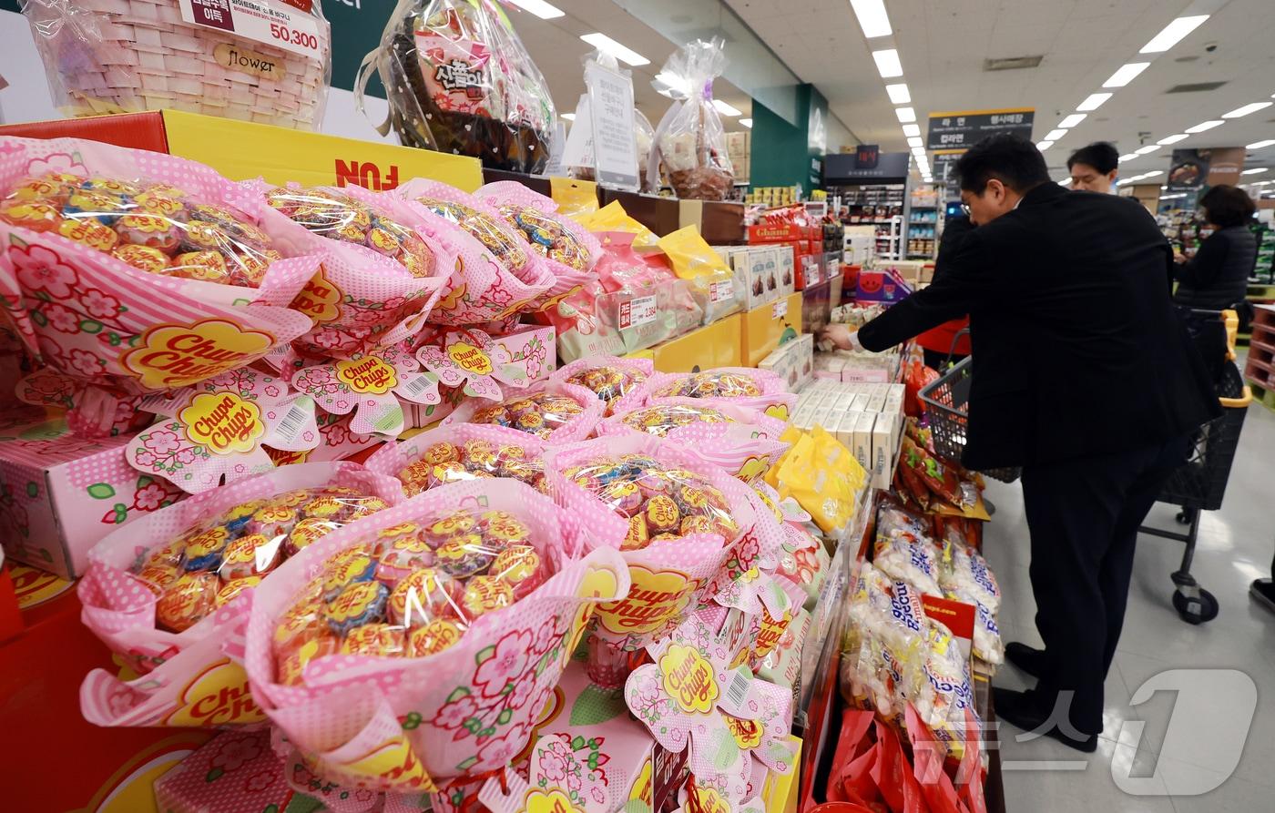 본문 이미지 - '화이트데이'를 하루 앞둔 13일 서울 시내 한 대형마트에서 시민이 초콜릿과 사탕 등 관련 제품들을 살펴보고 있다. 2025.3.13 ⓒ 뉴스1 김진환 기자