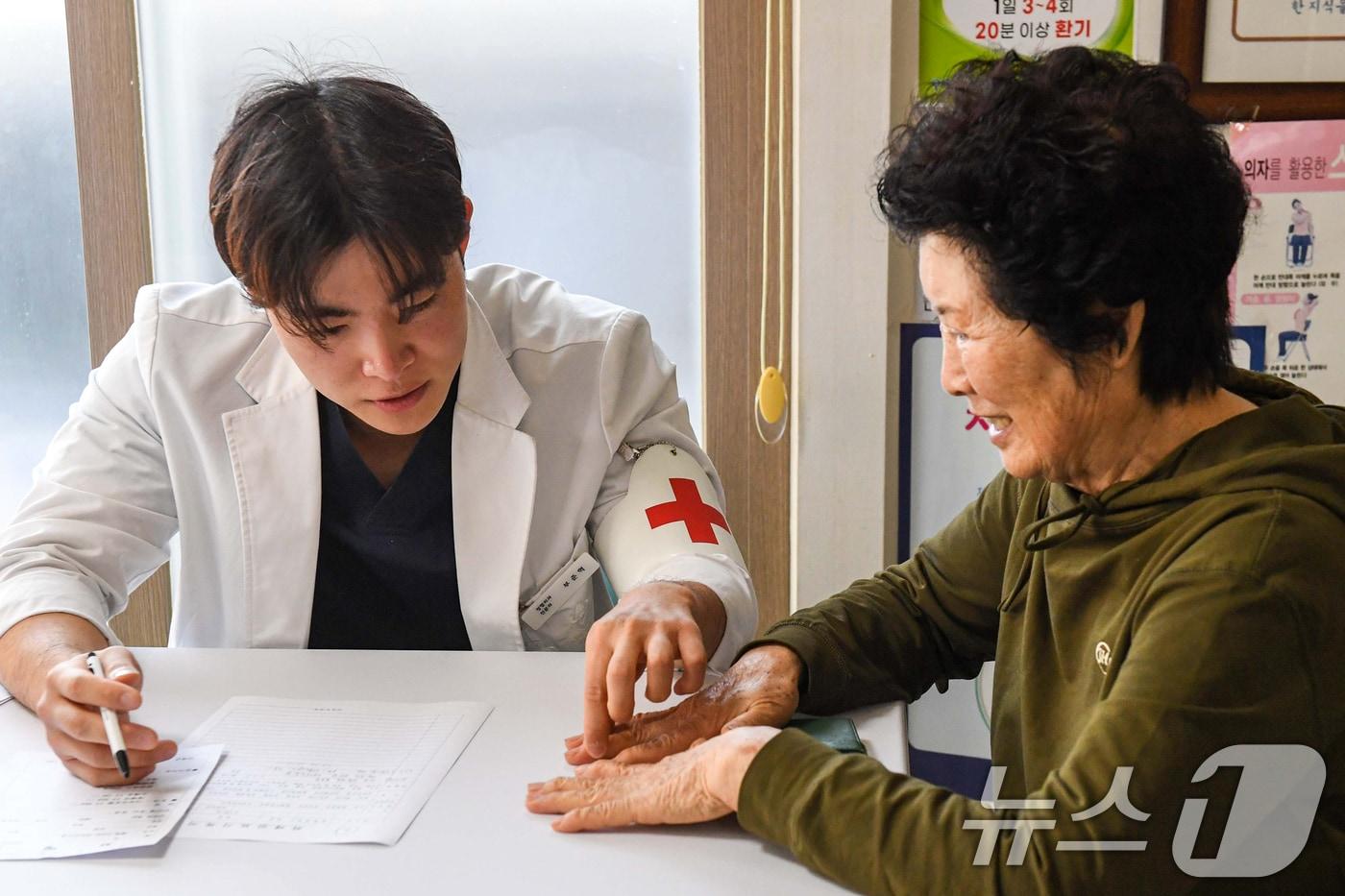 본문 이미지 - 해병대1사단 의무근무대 군의관이 지난해 3월 13일 주둔지 인근 마을인 경북 포항시 남구 장기면 주민들을 대상으로 대민의료지원을 실시하고 있다. (해병대1사단제공, 재판매 및 DB 금지) 
