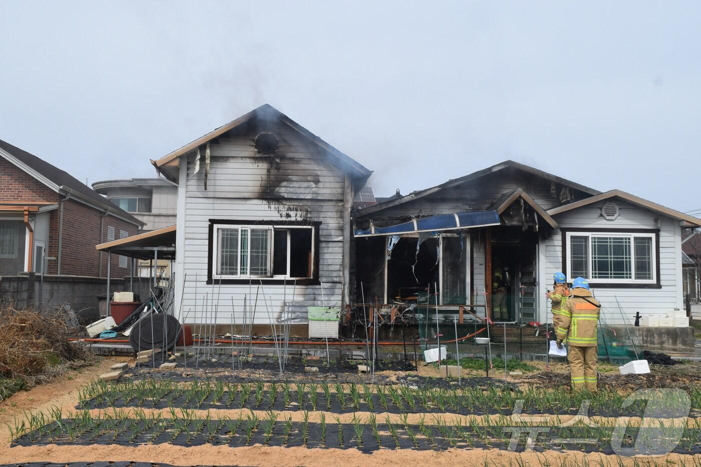  13일 오전 11시 47분께 전북 고창군 흥덕면 한 단독주택에서 불이 났다.(고창소방 제공. 재판매 및 DB금지)