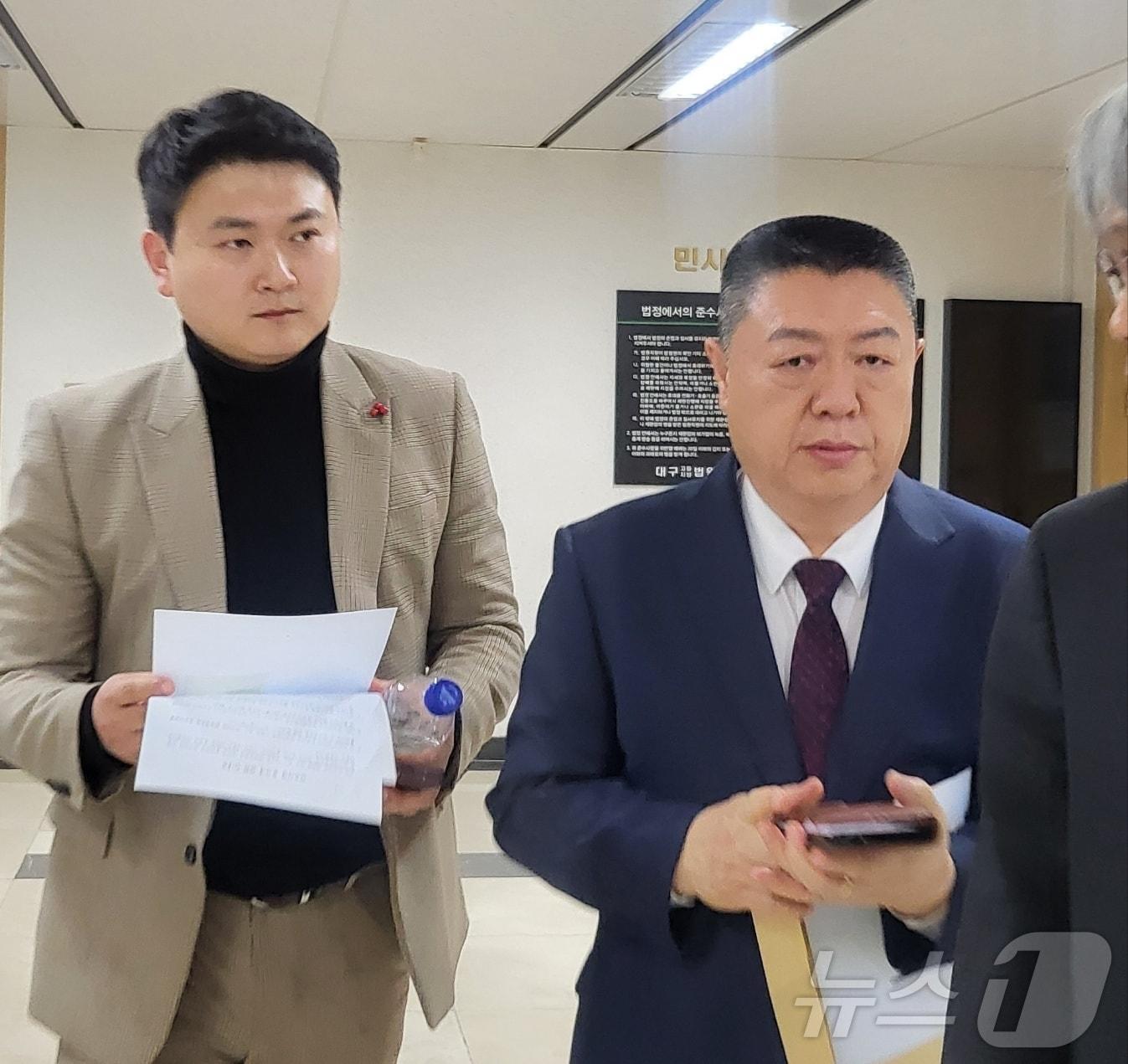 본문 이미지 - 김동현 대구 중구의회 의장(왼쪽)과 김오성 의원(우). 2025.3.13/뉴스1 ⓒ News1 이성덕 기자