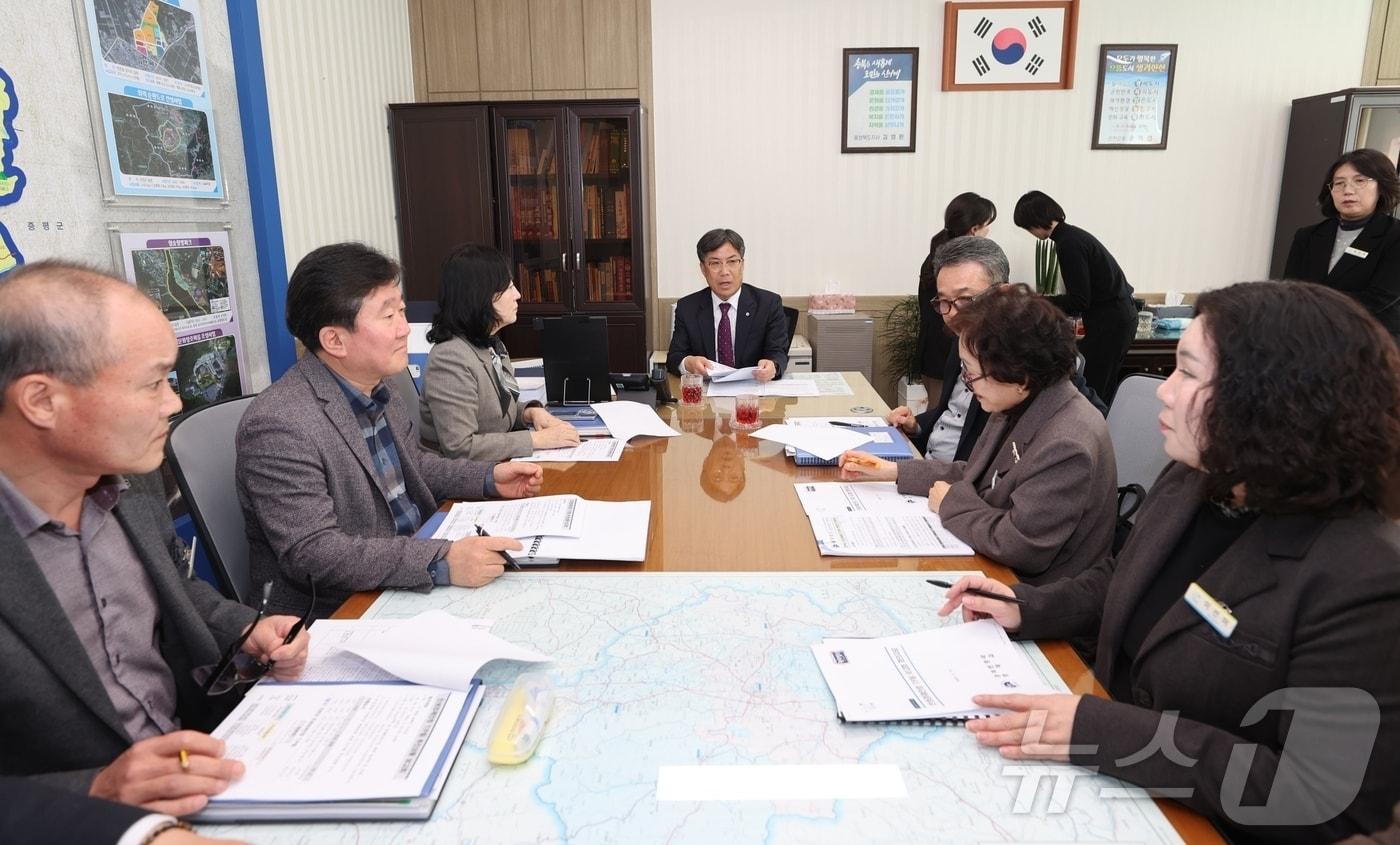 충북 진천군은 13일 군청에서 지역 경제 활성화와 군민 생활 안정 방안을 모색하는 민생경제안정 T/F 회의를 열었다.(진천군 제공, 재판매 및 DB금지)/뉴스1