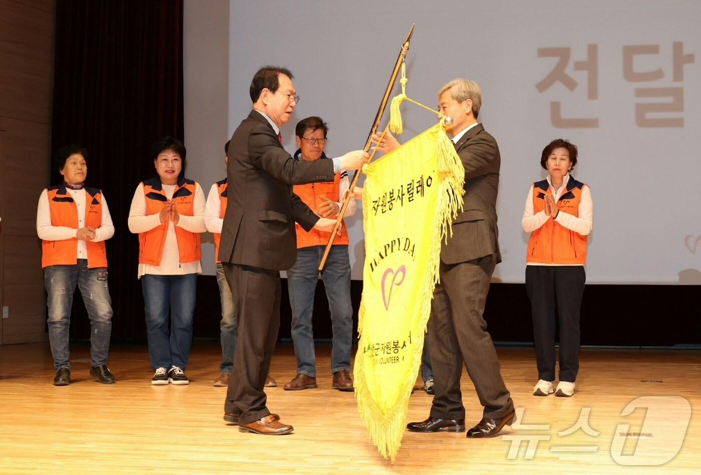 충북 괴산군 자원봉사센터는 13일 괴산문화예술회관에서 '2025년 온기나눔 자원봉사 릴레이 출발식'을 개최했다.(괴산군 제공, 재판매 및 DB금지)/뉴스1