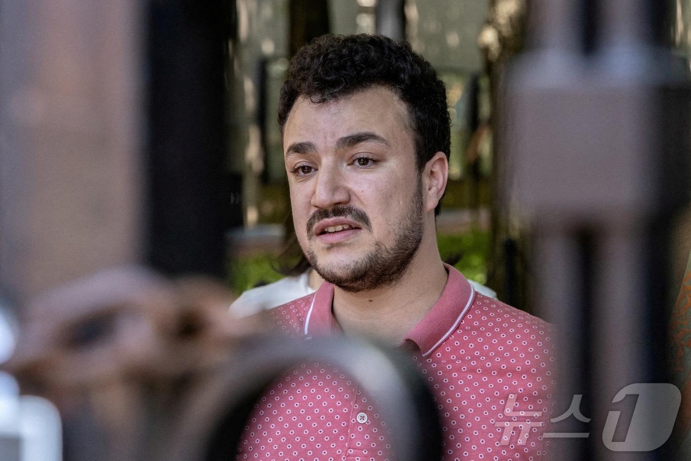 미국 이민당국이 반(反)이스라엘 시위 주동자로 지목된 팔레스타인 출신 컬럼비아대 대학원생 마흐무드 칼릴이 미국 뉴욕에서 언론과 인터뷰 하는 모습. ⓒ 로이터=뉴스1