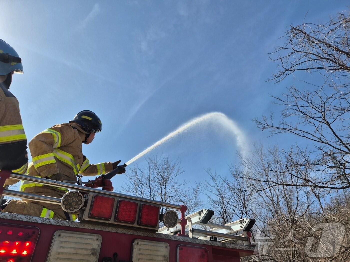본문 이미지 - 강원도소방본부가 13일 동해시 옛 한중대학교 부지에서 실시한 동해안 대형 산림화재 대비·대응 동원훈련에서 소방대가 방수작업을 하고 있다. 2025.3.13/뉴스1 ⓒ News1 윤왕근 기자