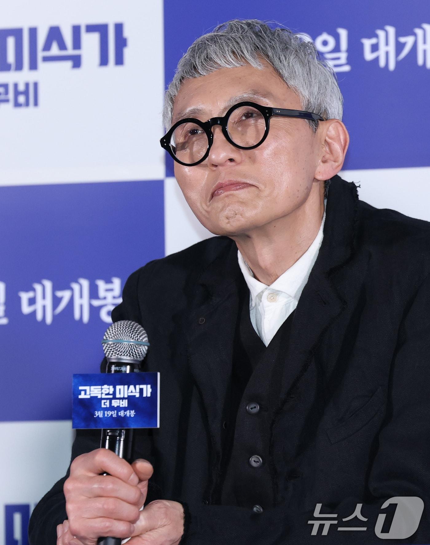 본문 이미지 - 배우 겸 감독 마츠시게 유타카가 13일 오후 서울 용산구 CGV 용산점에서 열린 영화 '고독한 미식가 더 무비' 언론시사회 및 기자간담회에 참석해 취재진 질문을 듣고 있다. '고독한 미식가 더 무비'는 프랑스 파리에서 시작해 일본의 외딴섬, 한국 남풍도 및 거제도를 찍고, 다시 일본 도쿄로! 오로지 궁극의 국물을 찾기 위한 프로 혼밥러 고로씨의 의도치 않은 모험을 담은 어드벤처 무비다. 2025.3.13/뉴스1 ⓒ News1 권현진 기자