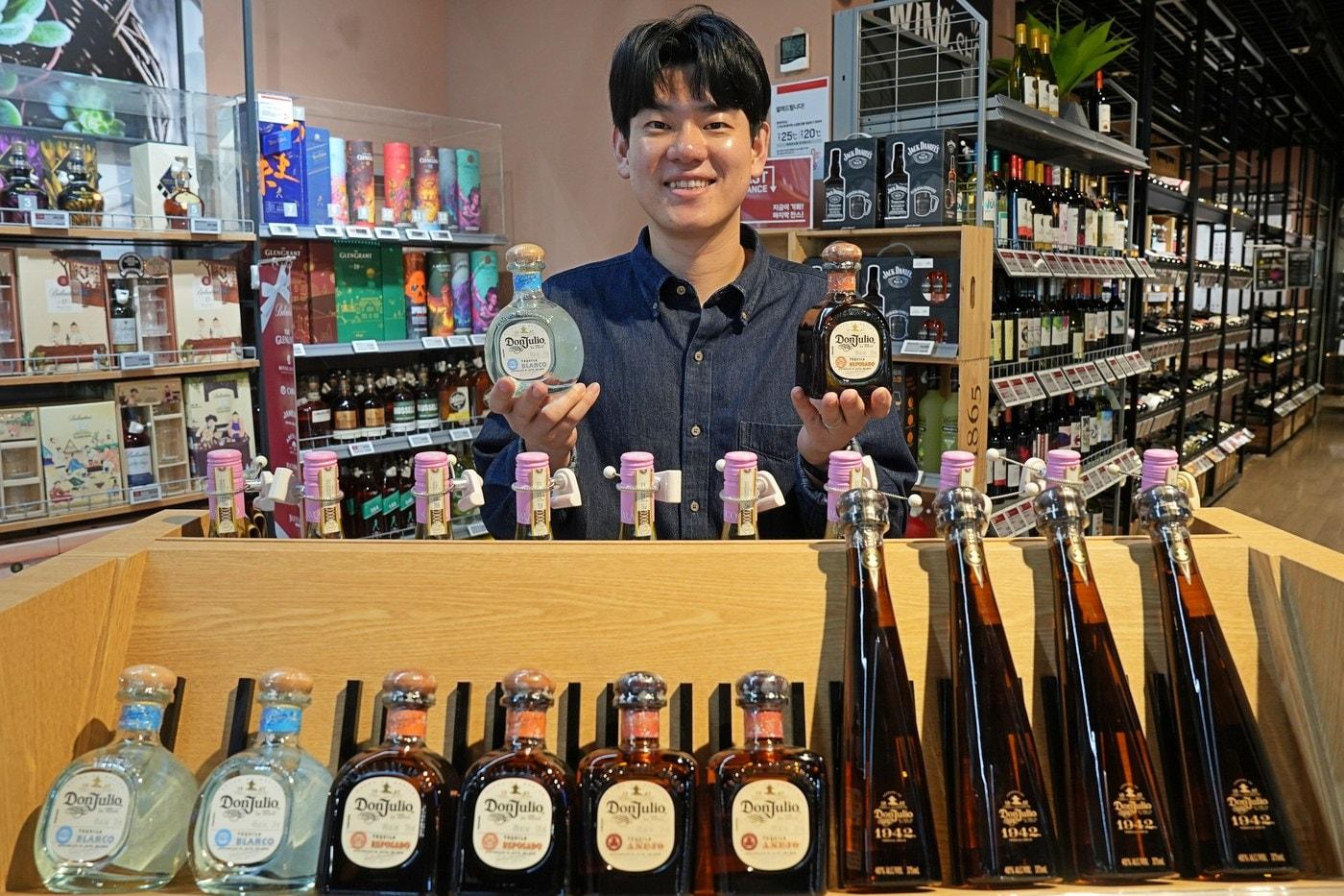 롯데마트 월드타워점에서 돈 훌리오 하프보틀 상품을 홍보하고 있는 박정민 주류팀 MD.(롯데마트 제공)