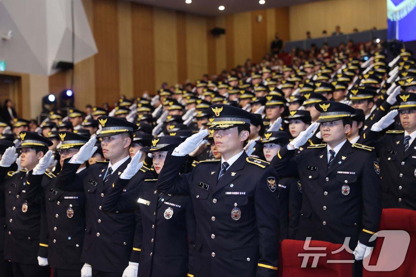 3월 13일 충남 아산 경찰대학 이순신홀에서 열린 '2025년 신임경찰 경위·경감 임용식'에서 신규 임용 경찰들이 거수 경례를 하고 있다 (경찰대학 제공. 재판매 및 DB 금지) 2025.3.13/뉴스1