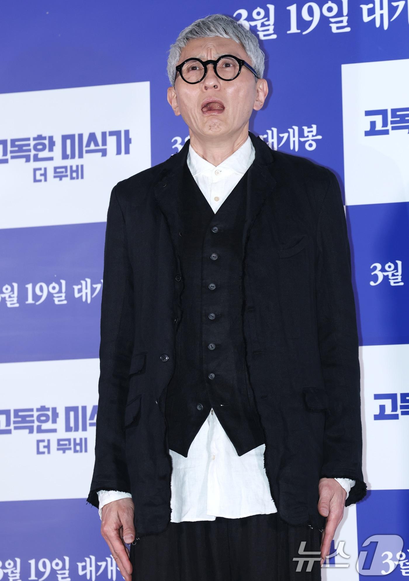 본문 이미지 - 배우 겸 감독 마츠시게 유타카가 13일 오후 서울 용산구 CGV 용산점에서 열린 영화 '고독한 미식가 더 무비' 언론시사회 및 기자간담회에 참석해 포즈를 취하고 있다. '고독한 미식가 더 무비'는 프랑스 파리에서 시작해 일본의 외딴섬, 한국 남풍도 및 거제도를 찍고, 다시 일본 도쿄로! 오로지 궁극의 국물을 찾기 위한 프로 혼밥러 고로씨의 의도치 않은 모험을 담은 어드벤처 무비다. 2025.3.13/뉴스1 ⓒ News1 권현진 기자