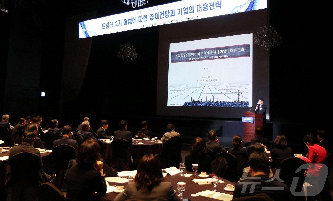 주원 현대경제연구원 경제연구실장이 ‘제247차 대전경제포럼 조찬세미나’에서 특강을 하고 있다. (대전상의 제공. 재판매 및 DB금지) /뉴스1