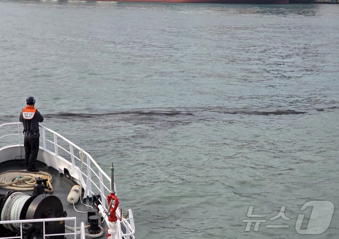 본문 이미지 - 지난 12일 오후 2시쯤 강서구 부산신항 앞 해상에 화물선이 유출한 해양오염 물질이 떠있다.(창원해경 제공, 재판매 및 DB 금지)