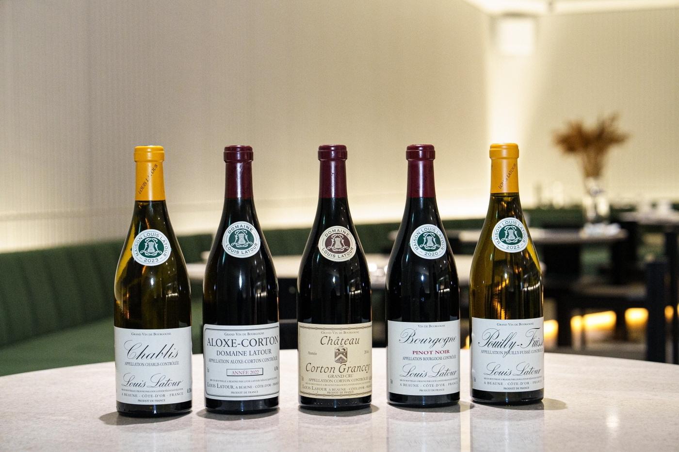 지난 13일 서울 명동 모와에서 열린 시음행사에 루이라뚜르 와인이 진열돼 있는 모습. &#40;왼쪽부터&#41;샤블리, 알록스꼬똥, 꼬똥그랑시, 피노누아, 뿌이퓌세.
