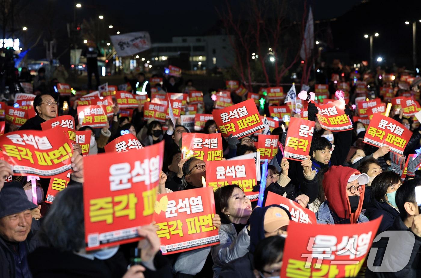 본문 이미지 - 지난 13일 서울 종로구 열린송현녹지광장 앞에서 촛불행동 주최로 열린 윤석열 대통령 즉각 파면 촉구 촛불문화제에서 참가자들이 구호를 외치고 있다. 2025.3.13/뉴스1 ⓒ News1 박정호 기자
