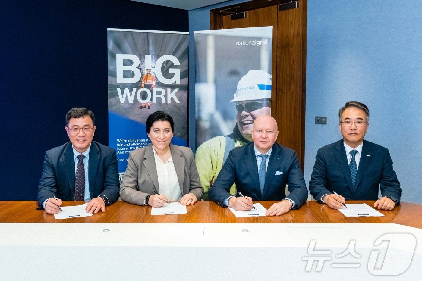 송종민 대한전선 부회장(오르쪽 첫 번째)이 영국 내셔널그리드와 HVDC 프레임워크 계약을 하고 있다(대한전선 제공). ⓒ 뉴스1