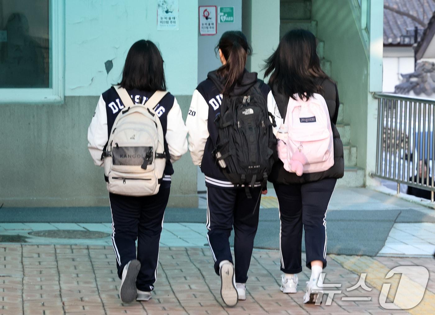 본문 이미지 - 고등학교에서 학생들이 등교하고 있다. (사진은 기사 내용과 무관함) /뉴스1 ⓒ News1 박세연 기자